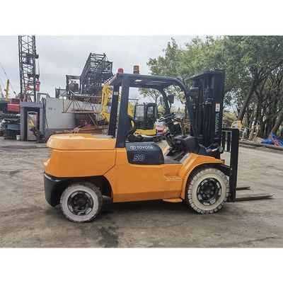 Toyota 7f50 da 5000 kg con tre alberi e 6000 mm di altezza di sollevamento a Shanghai