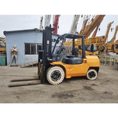 Toyota 7f50 da 5000 kg con tre alberi e 6000 mm di altezza di sollevamento a Shanghai