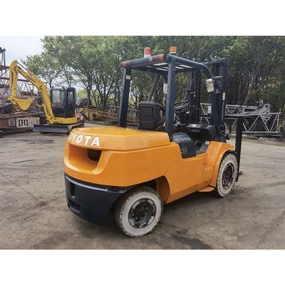 Toyota 7f50 da 5000 kg con tre alberi e 6000 mm di altezza di sollevamento a Shanghai