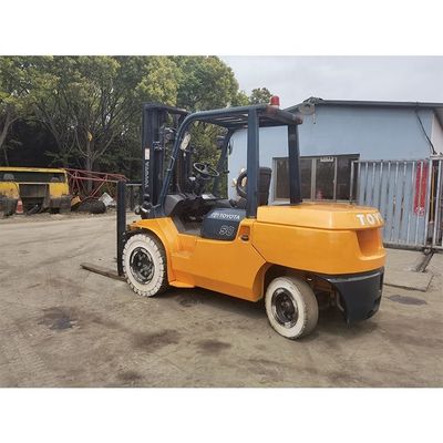 Toyota 7f50 da 5000 kg con tre alberi e 6000 mm di altezza di sollevamento a Shanghai