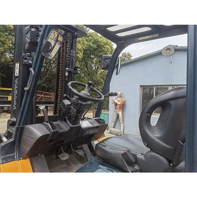 Toyota 7f50 da 5000 kg con tre alberi e 6000 mm di altezza di sollevamento a Shanghai