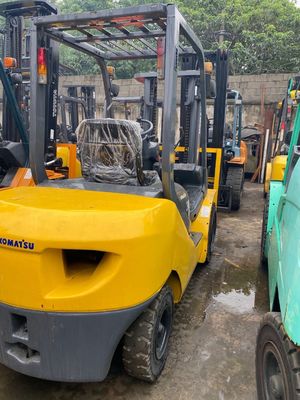 Metti in movimento il tuo negozio alimentare con il carrello elevatore diesel Komatsu FD30 usato da 3 tonnellate FD25 FD40 FD50