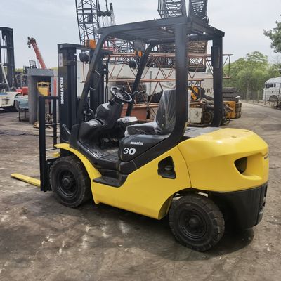 Fonte di alimentazione manuale 3 tonnellate Komatsu FD30 carrello elevatore per operazioni fluide in magazzino
