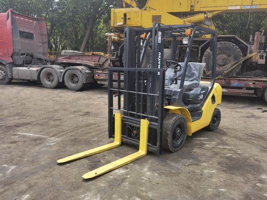 Fonte di alimentazione manuale 3 tonnellate Komatsu FD30 carrello elevatore per operazioni fluide in magazzino