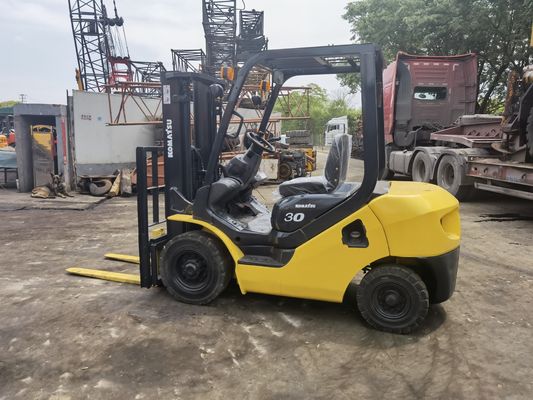 Fonte di alimentazione manuale 3 tonnellate Komatsu FD30 carrello elevatore per operazioni fluide in magazzino
