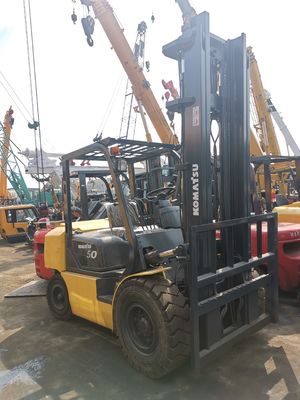 Le macchine per carrelli elevatori Komatsu da 2,5 tonnellate a 3,5 tonnellate in buone condizioni.