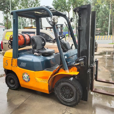 Larghezza di forcella di routine Toyota Diesel forklift 4 tonnellate con altezza di sollevamento di 6 m e motore giapponese
