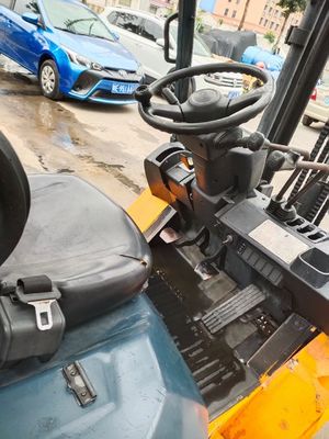 Larghezza di forcella di routine Toyota Diesel forklift 4 tonnellate con altezza di sollevamento di 6 m e motore giapponese