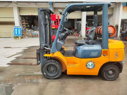 Larghezza di forcella di routine Toyota Diesel forklift 4 tonnellate con altezza di sollevamento di 6 m e motore giapponese