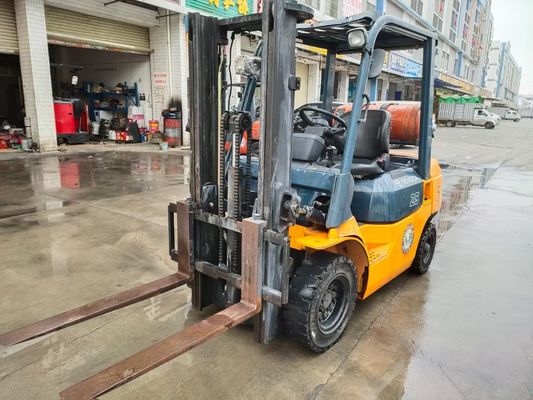 Larghezza di forcella di routine Toyota Diesel forklift 4 tonnellate con altezza di sollevamento di 6 m e motore giapponese