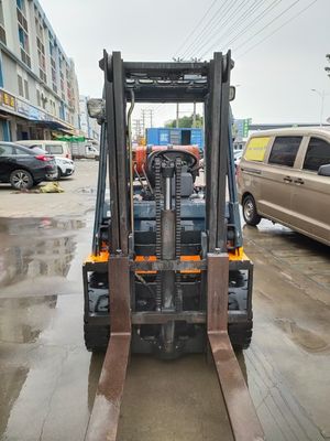 Larghezza di forcella di routine Toyota Diesel forklift 4 tonnellate con altezza di sollevamento di 6 m e motore giapponese
