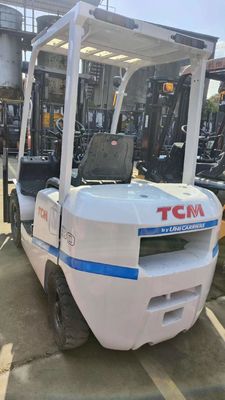 Potente carrello elevatore TCM diesel da 2,5 tonnellate con altezza di sollevamento di 3 m e cilindro personalizzabile