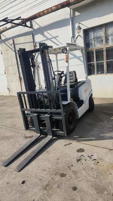 Potente carrello elevatore TCM diesel da 2,5 tonnellate con altezza di sollevamento di 3 m e cilindro personalizzabile