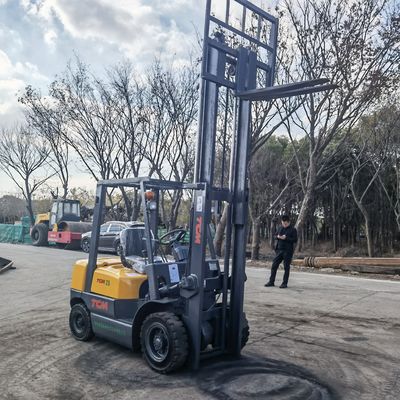 Camion a forchetta TCM da 2 tonnellate con motore diesel e larghezza di forchetta di routine