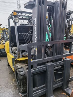 Komatsu 4.5T 3 tappe 4.5m altezza di sollevamento carrello elevatore giapponese originale FD50 diesel utilizzato