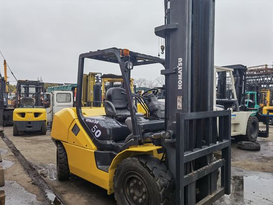 Camioncini a forchetta diesel Komatsu 5 tonnellate FD50-10 FD50-7 usati con mastello a due fasi