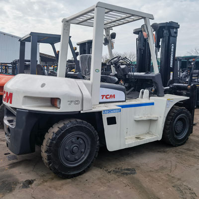 Potente carrello elevatore diesel Mitsubishi FD70 con alto albero di 7 tonnellate