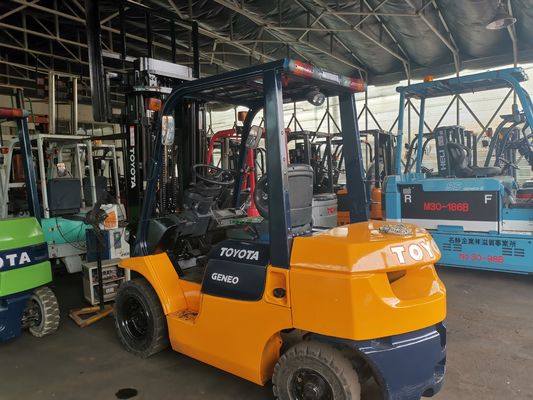 Potente motore a benzina 2012 Toyota 2.5 tonnellate carrello elevatore con cilindro e cambio laterale