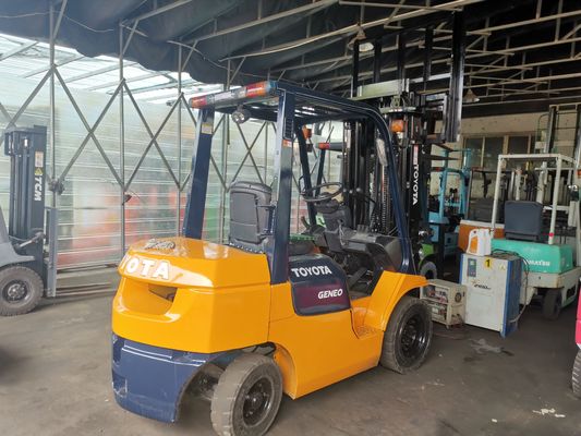 Potente motore a benzina 2012 Toyota 2.5 tonnellate carrello elevatore con cilindro e cambio laterale