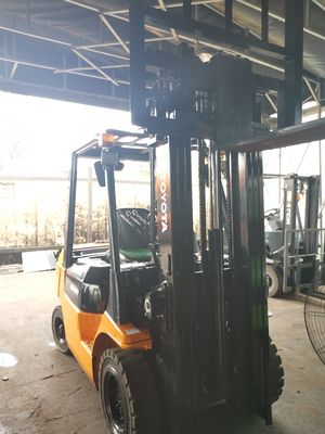 Potente motore a benzina 2012 Toyota 2.5 tonnellate carrello elevatore con cilindro e cambio laterale