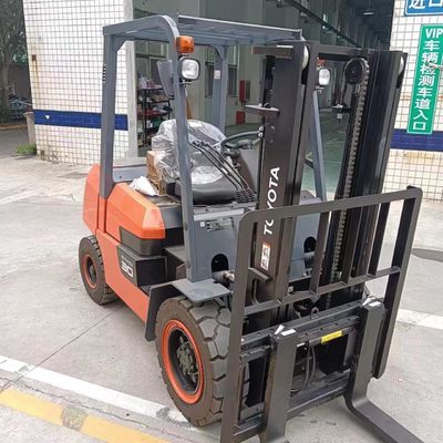 Toyota FD30 carrello elevatore usato di 3 tonnellate con larghezza di forchetta di routine in buone condizioni Made in Japan
