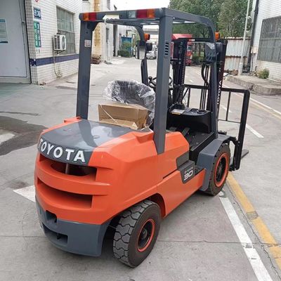 Toyota FD30 carrello elevatore usato di 3 tonnellate con larghezza di forchetta di routine in buone condizioni Made in Japan