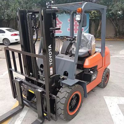Toyota FD30 carrello elevatore usato di 3 tonnellate con larghezza di forchetta di routine in buone condizioni Made in Japan