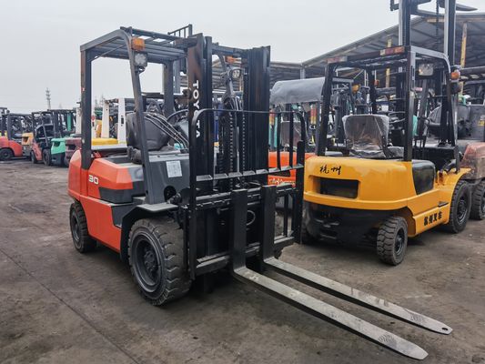 3000 kg Peso Toyota FD30 Usato carrello elevatore con cambio laterale della pinza che si muove a sinistra e a destra