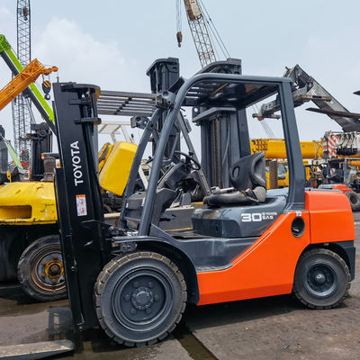 Potente motore a benzina utilizzato Toyota forklift da 3 tonnellate con cambio laterale presso Shanghai Yard