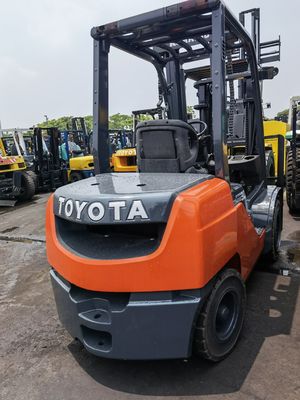 Potente motore a benzina utilizzato Toyota forklift da 3 tonnellate con cambio laterale presso Shanghai Yard