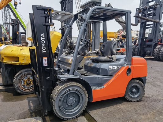 Potente motore a benzina utilizzato Toyota forklift da 3 tonnellate con cambio laterale presso Shanghai Yard