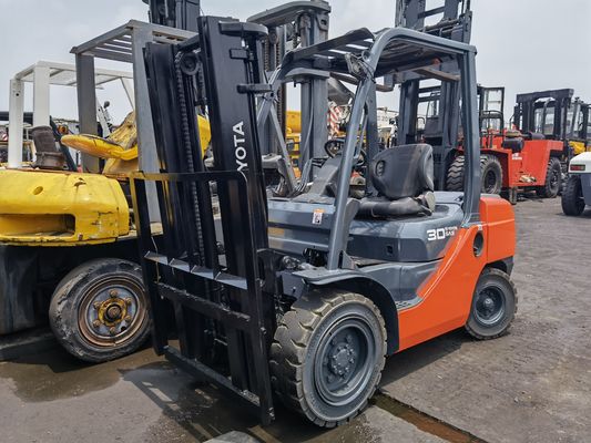 Potente motore a benzina utilizzato Toyota forklift da 3 tonnellate con cambio laterale presso Shanghai Yard