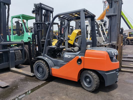 Potente motore a benzina utilizzato Toyota forklift da 3 tonnellate con cambio laterale presso Shanghai Yard