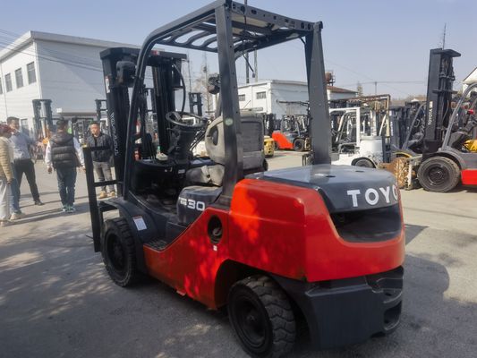 Toyota 3 tonnellate Usato carrello elevatore con 2 mastelli di stadio e 3-4.5m di altezza di sollevamento in ottime condizioni