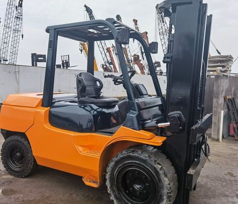 Usato Toyota carrello elevatore di benzina gas 2,5 tonnellate 3 tonnellate in Shanghai Yard con larghezza di forcella routine