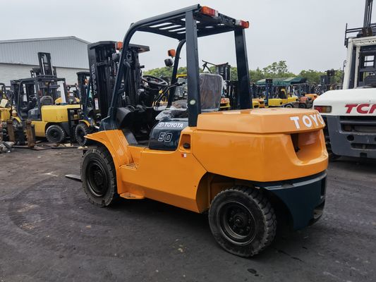 Produrre Toyota 5 tonnellate carrello elevatore usato FD50 7f50 8f30 3 tonnellate carrello elevatore 5 tonnellate diesel carrello elevatore