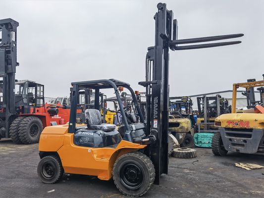 Produrre Toyota 5 tonnellate carrello elevatore usato FD50 7f50 8f30 3 tonnellate carrello elevatore 5 tonnellate diesel carrello elevatore