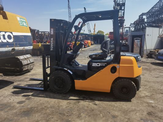 2 tonnellate di carrello elevatore Toyota con 3 tappe di cambio laterale del palo Toyota Sedile 4,5m Altezza di sollevamento