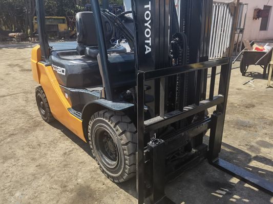 2 tonnellate di carrello elevatore Toyota con 3 tappe di cambio laterale del palo Toyota Sedile 4,5m Altezza di sollevamento