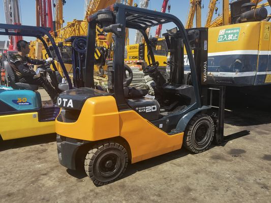 2 tonnellate di carrello elevatore Toyota con 3 tappe di cambio laterale del palo Toyota Sedile 4,5m Altezza di sollevamento