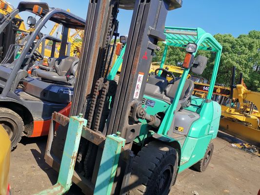 5.5 tonnellate di carrello elevatore diesel MITSUBISHI con larghezza di forchetta 180 mm dal Giappone in buone condizioni