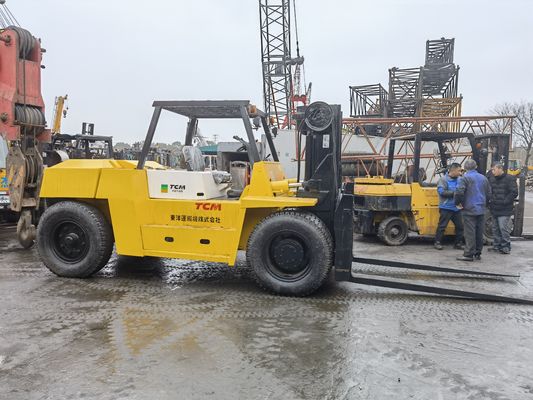 TCM FD100 carrello elevatore diesel da 10 tonnellate con altezza di sollevamento di 3 m e larghezza di forcella di 4,5 m a Shanghai