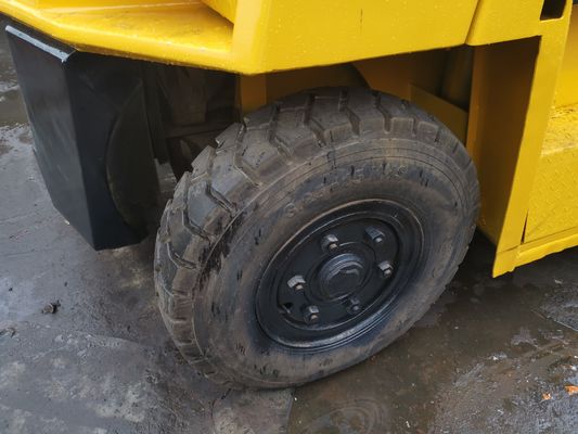Camione elevatore forcolato TCM FD70Z8 con denti automatici e fonte di alimentazione del motore diesel a Shanghai