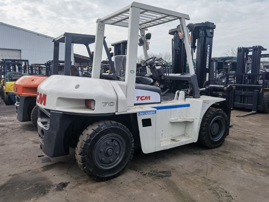TCM FD70 carrello elevatore da 7-10 tonnellate con motore diesel e lunghezza di forcella di routine nel cantiere di Shanghai
