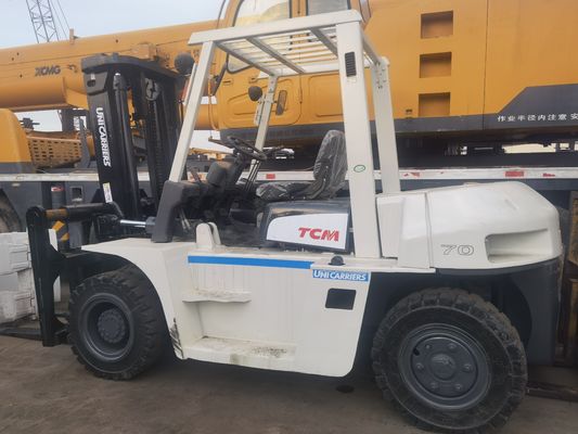 TCM FD70 carrello elevatore da 7-10 tonnellate con motore diesel e lunghezza di forcella di routine nel cantiere di Shanghai