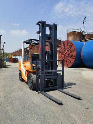 Potente carrello elevatore TCM FD30T6 da 3 tonnellate con tripla forchetta e cambio laterale utilizzato nel cantiere di Shanghai