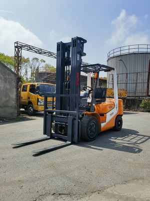 Potente carrello elevatore TCM FD30T6 da 3 tonnellate con tripla forchetta e cambio laterale utilizzato nel cantiere di Shanghai