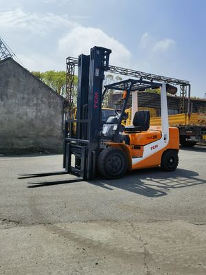 Potente carrello elevatore TCM FD30T6 da 3 tonnellate con tripla forchetta e cambio laterale utilizzato nel cantiere di Shanghai