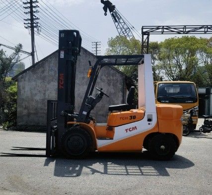 Potente carrello elevatore TCM FD30T6 da 3 tonnellate con tripla forchetta e cambio laterale utilizzato nel cantiere di Shanghai