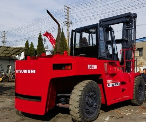 Sperimenta prestazioni superiori con un carrello elevatore diesel Mitsubishi FD250 da 25 tonnellate